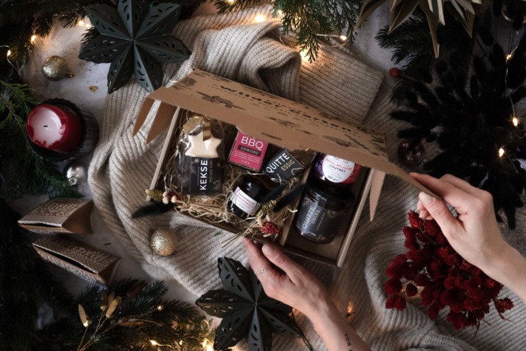 Feinkost Geschenkekorb mit Produkten aus Leipzig öffnet Hand